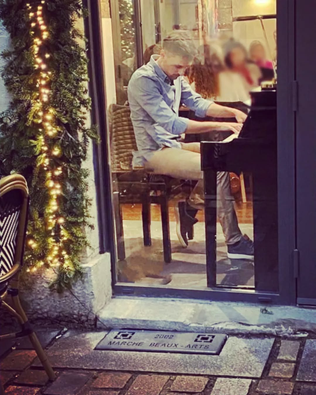 De l'extérieur à l'intérieur, invitation auditive..
#pianobar #streetphotography #pianoplaying #musicislife #piano