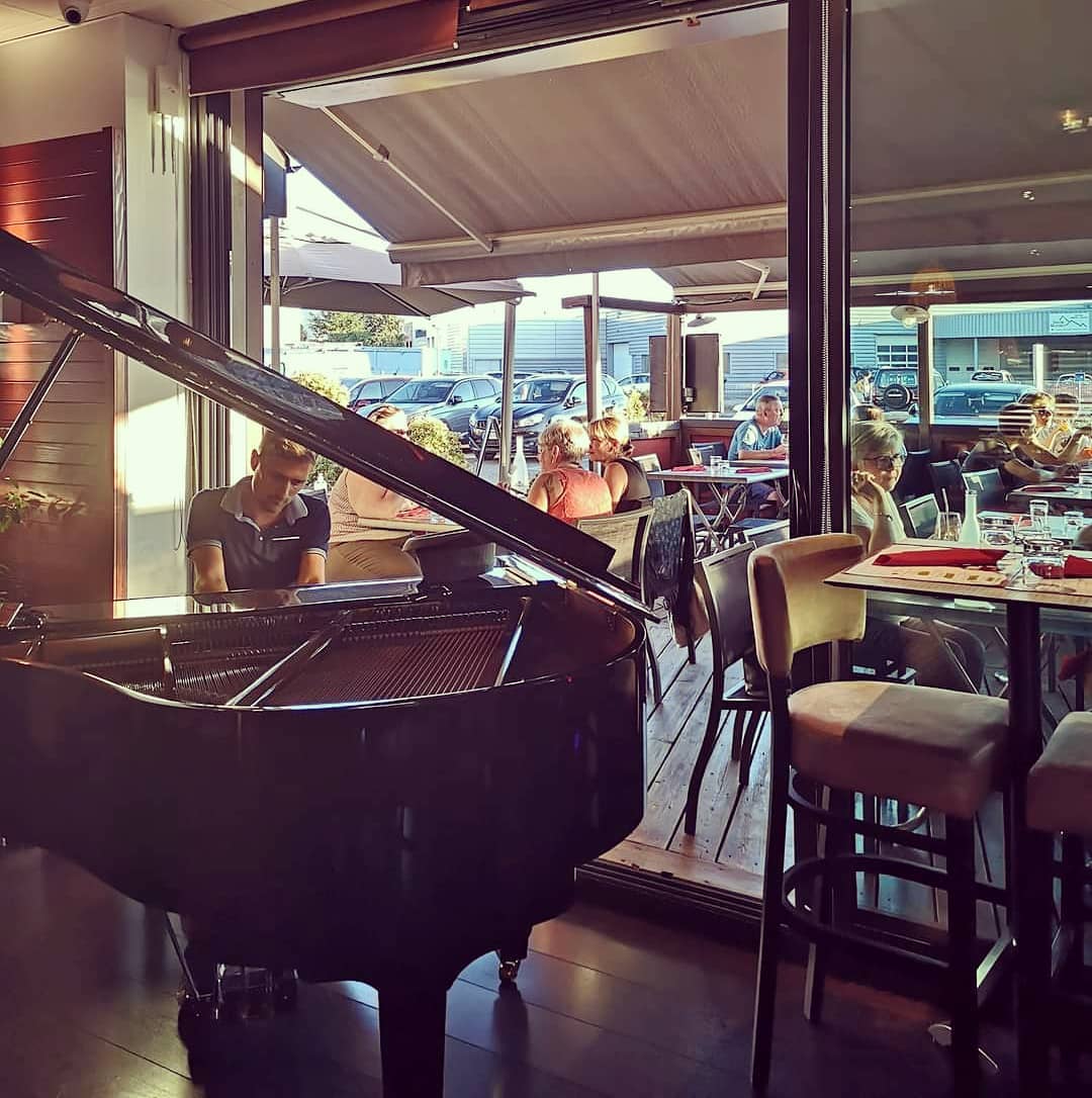 Merci @francescaheurteventbocq pour cette belle photo souvenir ainsi que ce chouette moment piano/voix improvisé ! 😌
#grandpiano #pianoplayer #pianoplaying #pianopractice #pianoday #pianolove #pianotime #pianolife #pianodaily #pianogram #pianoart #piano #musicislife #annecy #igersannecy #annecylovers #frenchalps #annecyfrance #hautesavoie #rhonealpes #myauvergnerhonealpes #meythet